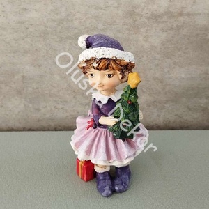 Kislány fenyőfával vagy ajándékkal, karácsonyi dekorációs figura, 9cm - kellékek & szerszámok - dekorációs kellékek - figurák - Meska.hu