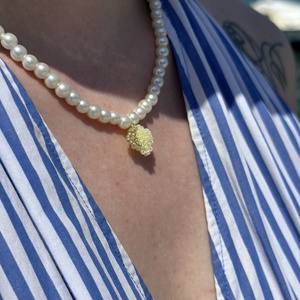 Pearl- Lemon nyaklánc, Ékszer, Nyaklánc, Gyöngyös nyaklánc, Ékszerkészítés, Gyöngyfűzés, gyöngyhímzés, Fehér gyöngyös nyaklánc, amelyen egy citrom medál található, hogy elhozza az igazi olasz hangulatot..., MESKA
