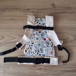 Játék csatos babahordozó, barack lepkés - játék & sport - baba & babaház - babaruha, babakellék - Meska.hu