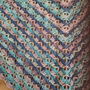 Horgolt vállkendő, lila-kék - ruha & divat - sál, sapka, kendő - kendő - Meska.hu