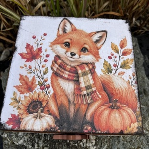 Őszi doboz , Esküvő, Emlék & Ajándék, Doboz, Decoupage, transzfer és szalvétatechnika, Festészet, Festett fa dobozka vidám őszi  mintával.15x15x6 cm es mérettel.A dobozka a lakkrétegnek köszönhetőe..., MESKA