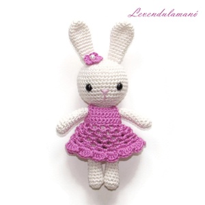 Horgolt fehér nyuszilány mályva színű ruhában amigurumi - Meska.hu