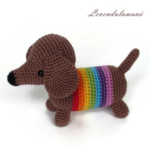 Rendelhető - Horgolt barna tacskó kutya (színes csíkos, szivárványszínű) amigurumi - játék & sport - plüssállat & játékfigura - kutya - Meska.hu