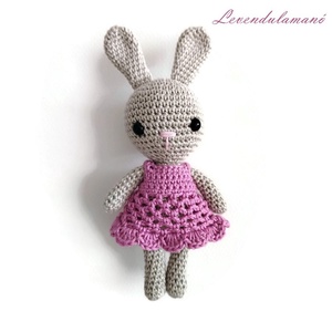 Horgolt szürke nyuszilány mályva színű ruhában amigurumi, Játék & Sport, Plüssállat & Játékfigura, Nyuszi, Horgolás, MESKA