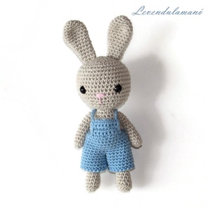 Horgolt szürke nyuszi fiú kék nadrágban, Játék & Sport, Plüssállat & Játékfigura, Nyuszi, Horgolás, MESKA