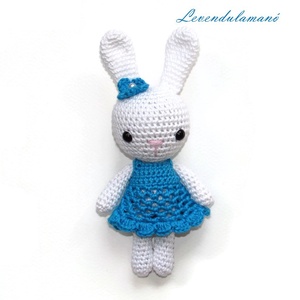 Horgolt fehér nyuszilány  türkizkék ruhában amigurmi - Meska.hu