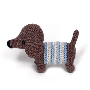 Rendelhető - Horgolt tacskó kutya (világoskék csíkos) amigurumi - Meska.hu