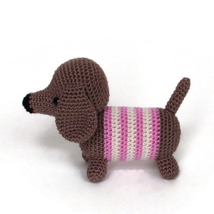 Rendelhető - Horgolt tacskó kutya  (rózsaszín csíkos) amigurumi - Meska.hu