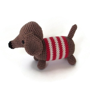 Rendelhető - Horgolt tacskó kutya  (piros csíkos) amigurumi - Meska.hu