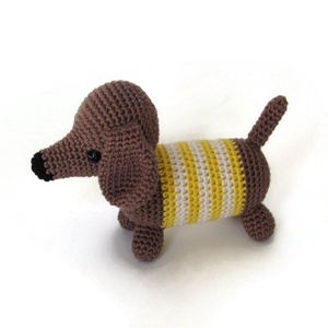 Rendelhető - Horgolt barna tacskó kutya (sárga csíkos) amigurumi  - Meska.hu