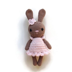 Horgolt barna nyuszilány púder színű ruhában amigurumi - Meska.hu