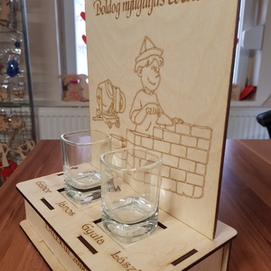 Születésnapi, nyugdíjas köszöntő tábla pálinkás pohárral, Otthon & Életmód, Konyhafelszerelés, tálalás, Tálalás, Pálinkás poharak, szettek, Famegmunkálás, MESKA