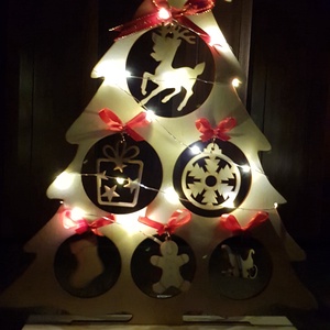 Díszített karácsonyfa fából, Lézervágott karácsonyfa, natúr díszekkel - karácsony - karácsonyi lakásdekoráció - karácsonyfa, grincsfa - Meska.hu