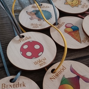 Nyaklánc bőrszállal szettben, Színes, díszes lézervágott fa nyakék, Ballagási ajándék ovisoknak, bölcsiseknek, Ékszer, Nyaklánc, Medálos nyaklánc, Gravírozás, pirográfia, Famegmunkálás, MESKA