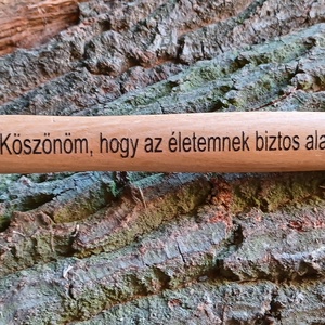 Szülőköszöntő kalapácsos tábla, Gravírozott tábla kalapáccsal édesapáknak - esküvő - emlék & ajándék - szülőköszöntő ajándék - Meska.hu