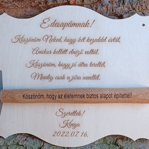 Szülőköszöntő kalapácsos tábla, Gravírozott tábla kalapáccsal édesapáknak - esküvő - emlék & ajándék - szülőköszöntő ajándék - Meska.hu