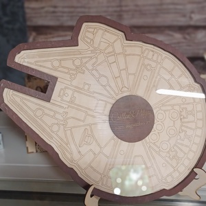 Star Wars Esküvői Vendégkönyv fából, droidokkal, Star Wars Millenium Falcon űrhajó vendégkönyv - esküvő - emlék & ajándék - vendégkönyv - Meska.hu