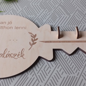 Családi fali kulcstartó, családnévre, fából - otthon & életmód - dekoráció - fali és függő dekoráció - fali kulcstartó - Meska.hu