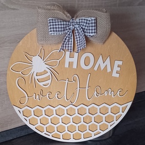 Méhecskés Home Sweet Home üdvözlő tábla, Méhsejtes ajtó kopogtató, Otthon & Lakás, Dekoráció, Ajtó- és ablak dekoráció, Ajtódísz & Kopogtató, Famegmunkálás, Meska