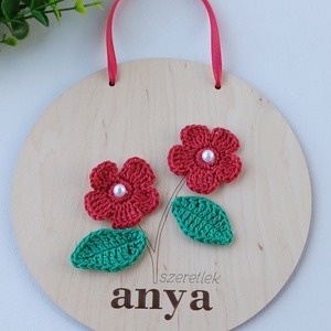 Szeretlek anya feliratú fa tábla kézzel horgolt virágokkal - otthon & életmód - dekoráció - kép & falikép - 3d képek - Meska.hu