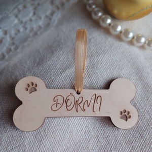 Különleges karácsonyfadísz kedvenceinknek fából, Kutyáknak, kutyusoknak névre szóló karácsonyfa dísz, csont formában - karácsony - karácsonyi lakásdekoráció - karácsonyfadíszek - Meska.hu