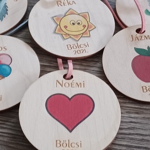 Névre szóló színes ovis-, bölcsis jelek fa korongra, Játék & Sport, Ovis felszerelés, Óvodai jelek, Gravírozás, pirográfia, Famegmunkálás, MESKA