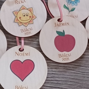 Névre szóló színes ovis-, bölcsis jelek fa korongra - játék & sport - ovis felszerelés - óvodai jelek - Meska.hu