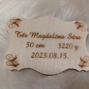 Hűtőmágnes a kisbaba adataival, Otthon & Életmód, Konyhafelszerelés, tálalás, Konyhai dekoráció, Hűtőmágnes, Famegmunkálás, MESKA