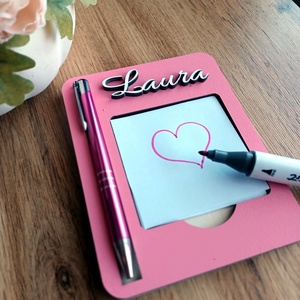 Névre szóló Post-it tartó tollal - otthon & életmód - tárolás & rendszerezés - íróasztali tároló - Meska.hu