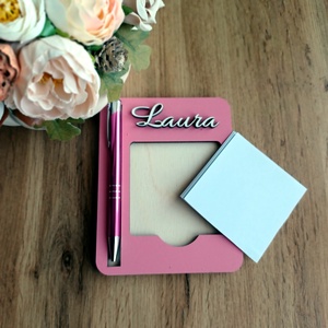Névre szóló Post-it tartó tollal - otthon & életmód - tárolás & rendszerezés - íróasztali tároló - Meska.hu