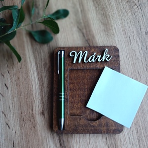 Névre szóló Post-it tartó fából, tollal - otthon & életmód - tárolás & rendszerezés - íróasztali tároló - Meska.hu