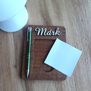 Névre szóló Post-it tartó fából, tollal - otthon & életmód - tárolás & rendszerezés - íróasztali tároló - Meska.hu