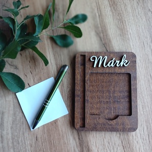 Névre szóló Post-it tartó fából, tollal - otthon & életmód - tárolás & rendszerezés - íróasztali tároló - Meska.hu