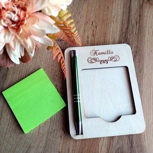Post-it tartó tollal, névre szóló gravírozással, Otthon & Életmód, Tárolás & Rendszerezés, Íróasztali tároló, Famegmunkálás, MESKA