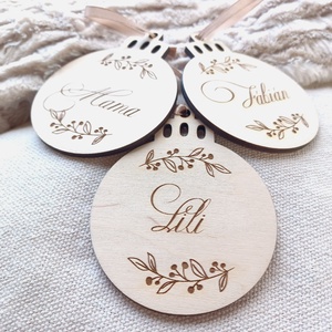 Névre szóló karácsonyfadísz fából, gömbdísz fából - karácsony - karácsonyi lakásdekoráció - karácsonyfadíszek - Meska.hu