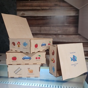 Különleges emlékdoboz,  Ballagási ajándék óvó néninek, Pedagógusoknak csoport/osztályképpel is - kellékek & szerszámok - hobby fa alapanyag - doboz - Meska.hu