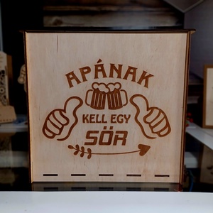 Apának kell egy sör feliratú fa sörtartó  - Meska.hu