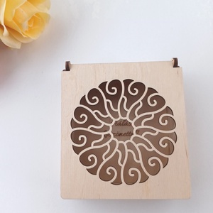 Fa ajándékdoboz egyedi gravírozással, különleges lézervágott tetővel - ékszer - ékszertartó - ékszerdoboz - Meska.hu