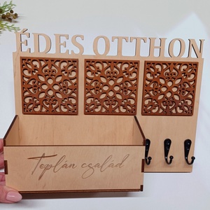 Családi névre szóló fali kulcs- és levéltartó - otthon & életmód - dekoráció - fali és függő dekoráció - fali kulcstartó - Meska.hu