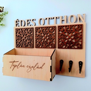 Családi névre szóló fali kulcs- és levéltartó - otthon & életmód - dekoráció - fali és függő dekoráció - fali kulcstartó - Meska.hu