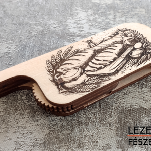 Gravírozott, behajtható kenyérirdaló �  cserélhető pengével - otthon & életmód - konyhafelszerelés, tálalás - sütés, főzés - kés & késtartó - Meska.hu