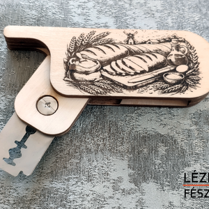 Gravírozott, behajtható kenyérirdaló �  cserélhető pengével - Meska.hu