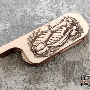 Gravírozott, behajtható kenyérirdaló �  cserélhető pengével - otthon & életmód - konyhafelszerelés, tálalás - sütés, főzés - kés & késtartó - Meska.hu