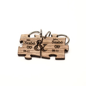 Puzzle kulcstartó nemes fából, kulcstartó pároknak, egyedi kulcstartó, névreszóló kulcstartó, ajándék névvel - Meska.hu