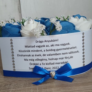 Szülőköszöntő szív alakú virágbox nagyméretű 22 cm egyedi felirattal kék-fehér habrózsákkal - esküvő - emlék & ajándék - szülőköszöntő ajándék - Meska.hu