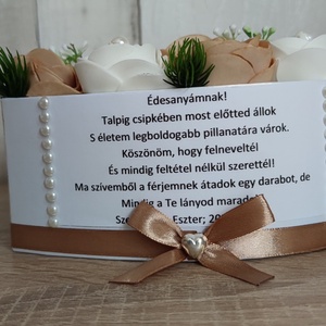 Szülőköszöntő virágbox egyedi fe kilirattal habrózsákkal nagyméretű 22 cm tea-fehér  - esküvő - emlék & ajándék - szülőköszöntő ajándék - Meska.hu