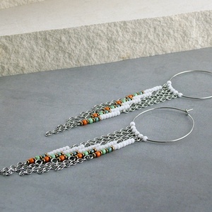 Hosszú, rojtos fülbevaló, Fehér gyöngyös karika fülbevaló láncrojttal, Nemesacél fülbevaló, Bohém női ékszer - ékszer - fülbevaló - lógó fülbevaló - Meska.hu