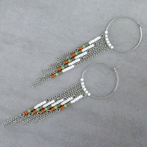 Hosszú, rojtos fülbevaló, Fehér gyöngyös karika fülbevaló láncrojttal, Nemesacél fülbevaló, Bohém női ékszer - ékszer - fülbevaló - lógó fülbevaló - Meska.hu