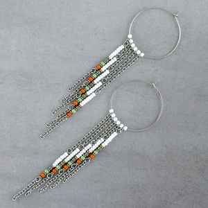 Hosszú, rojtos fülbevaló, Fehér gyöngyös karika fülbevaló láncrojttal, Nemesacél fülbevaló, Bohém női ékszer - ékszer - fülbevaló - lógó fülbevaló - Meska.hu