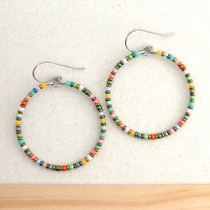 Színes karika fülbevaló / 316L nemesacél fülbevaló gyöngyökkel / Női fülbevaló, női ékszer, ajándék nőknek - ékszer - fülbevaló - lógó fülbevaló - Meska.hu